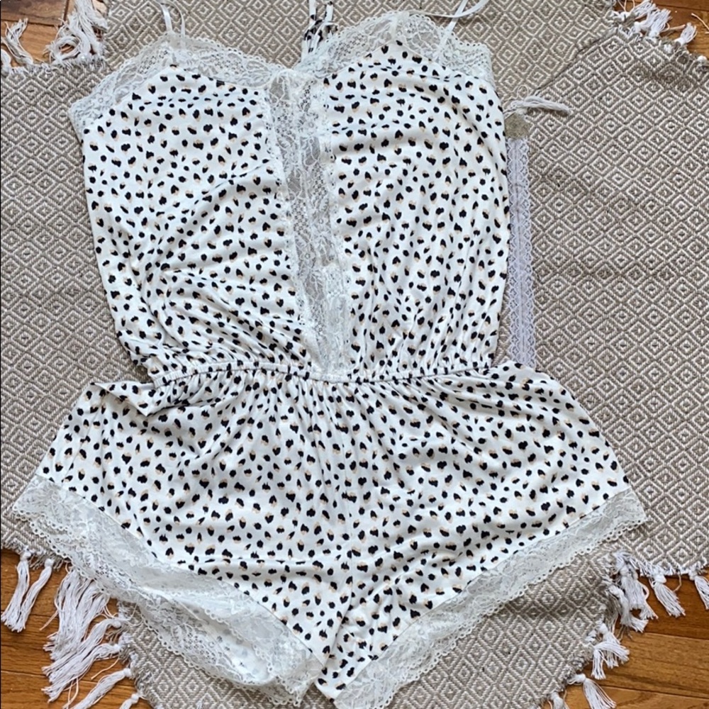 🛍✨CLEARANCE 🛍⭐️GIGI Leopard and Lace Nighty Onesie-NWTs